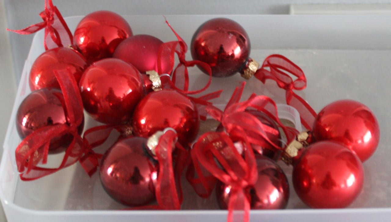 Set van12 rode glazen kerstballen