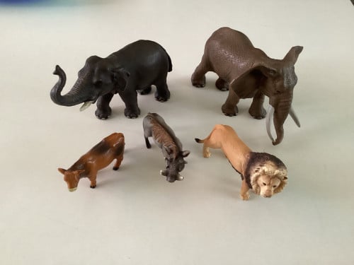Schleich.   2 Olifanten, leeuw en zwijn.       Koe: Bully.