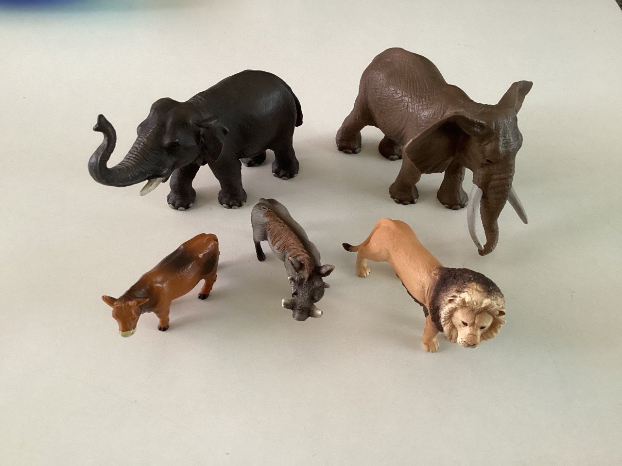 Schleich.   2 Olifanten, leeuw en zwijn.       Koe: Bully.