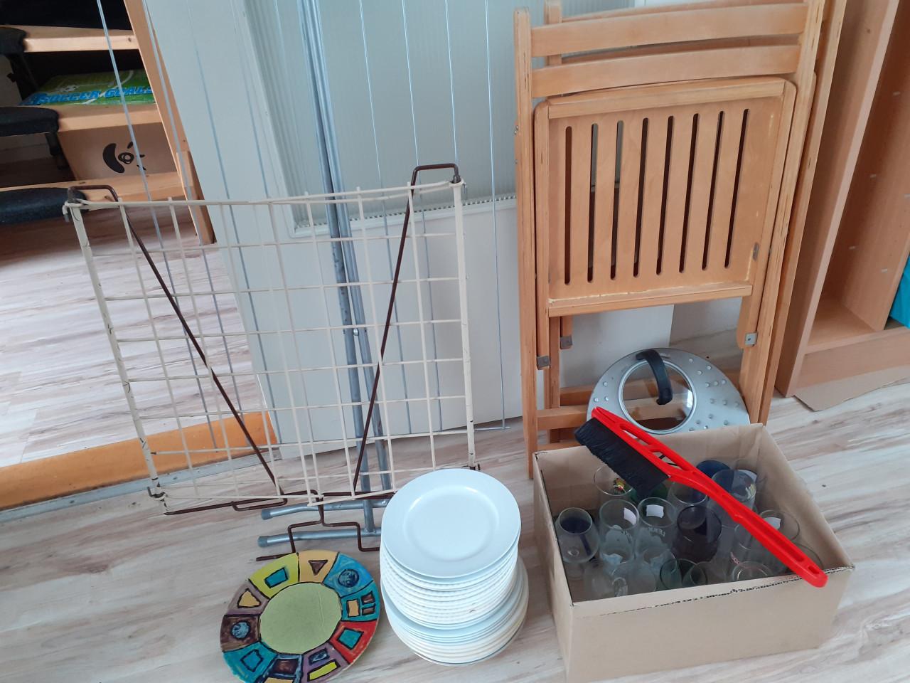 Mokken, borden , sla wasser, schemerlamp, bestek , 2 pannen voor inductie