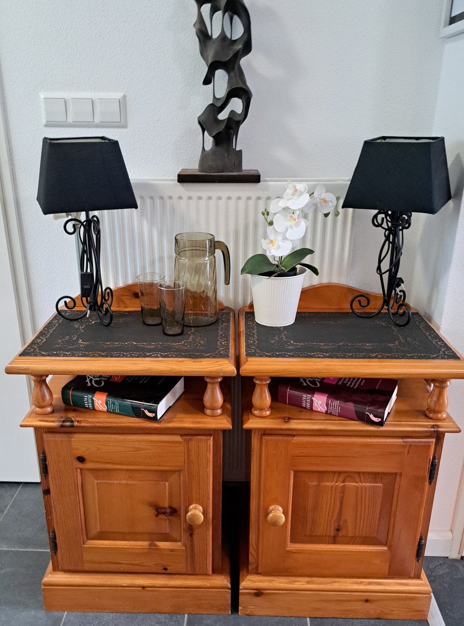 2 originele massief grenen nachtkastjes