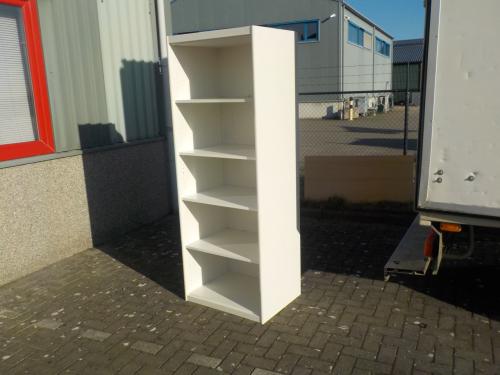 Stevig open wandmeubel met legplanken in goede staat