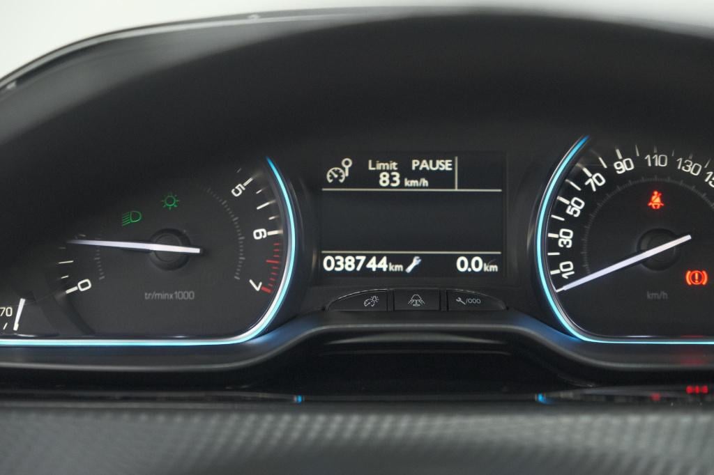 Peugeot 2008 puretech 110 allure | trekhaak | parkeersensoren | navigatie