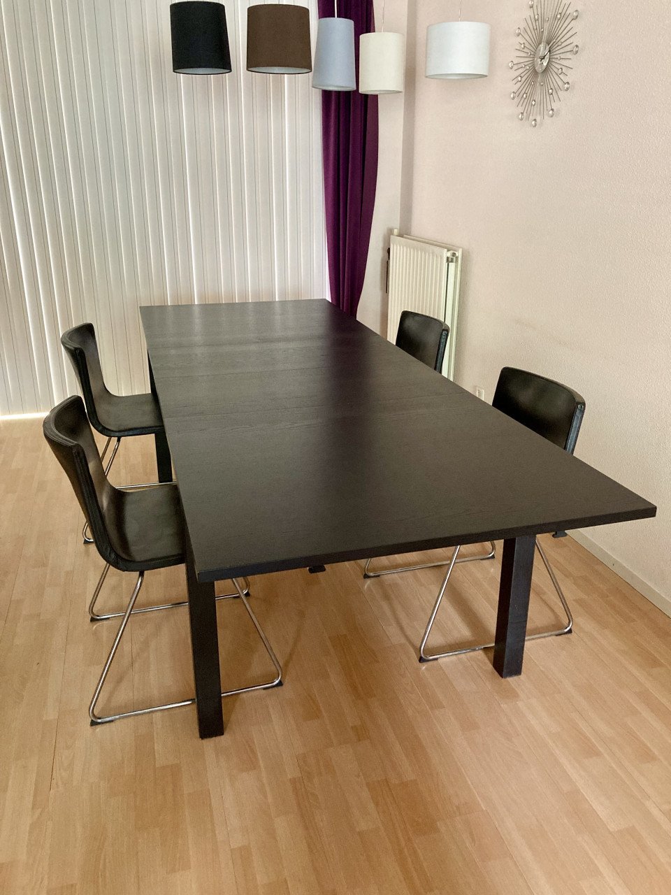 Uitschuifbare eetkamertafel met 4 stoelen.