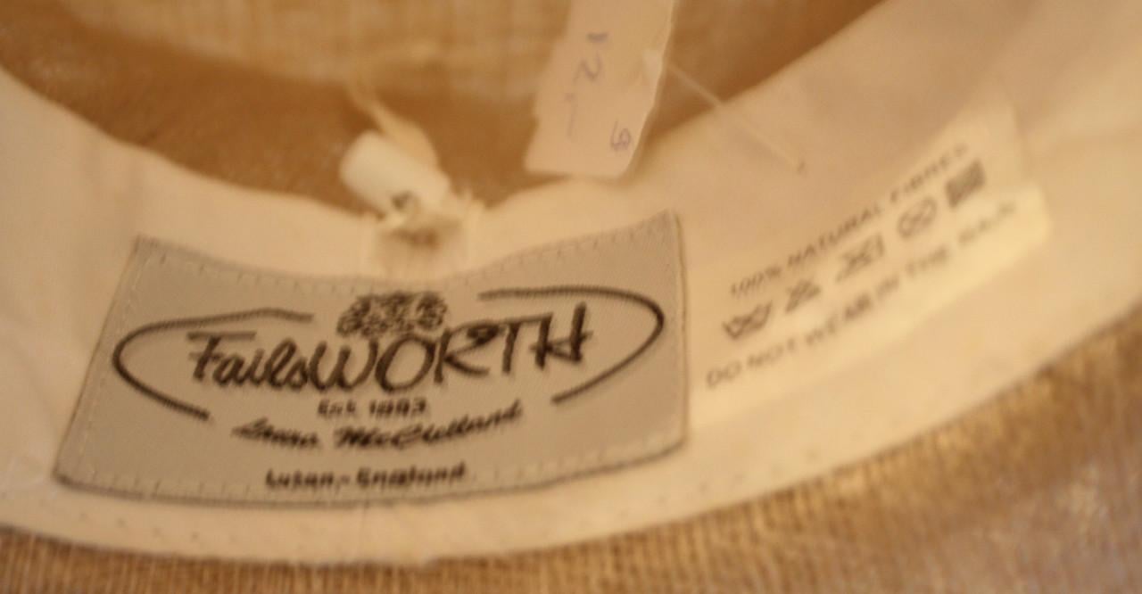 Mooie beige licht grijze hoed met bloem maat 9