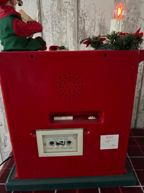 Holliday Creations bewegende kerstman speelt piano.