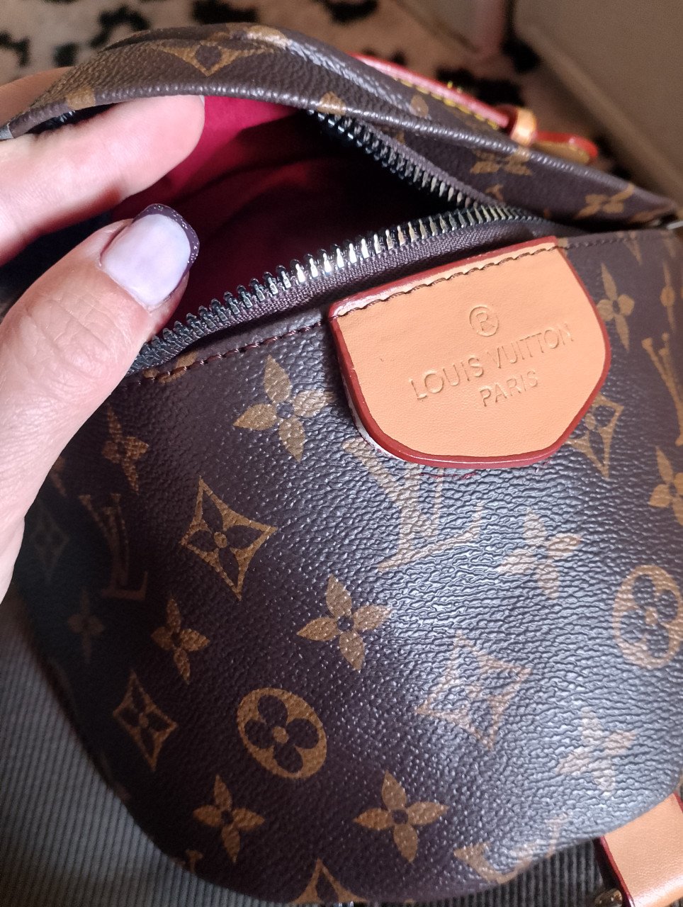 Tas Louis Vuitton.