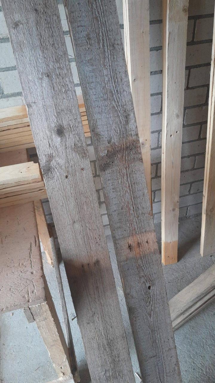 Diverse planken van paletten en kepers.