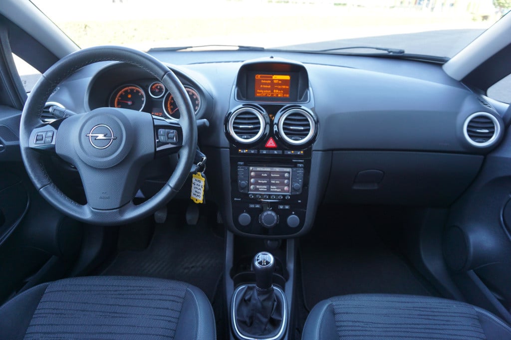Opel Corsa 1.4-16v blitz airco / navi / cruise / elektr. ramen / parkeers. 