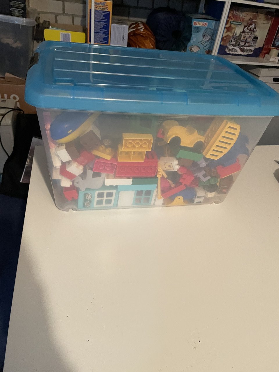 Te koop bak vol met Duplo