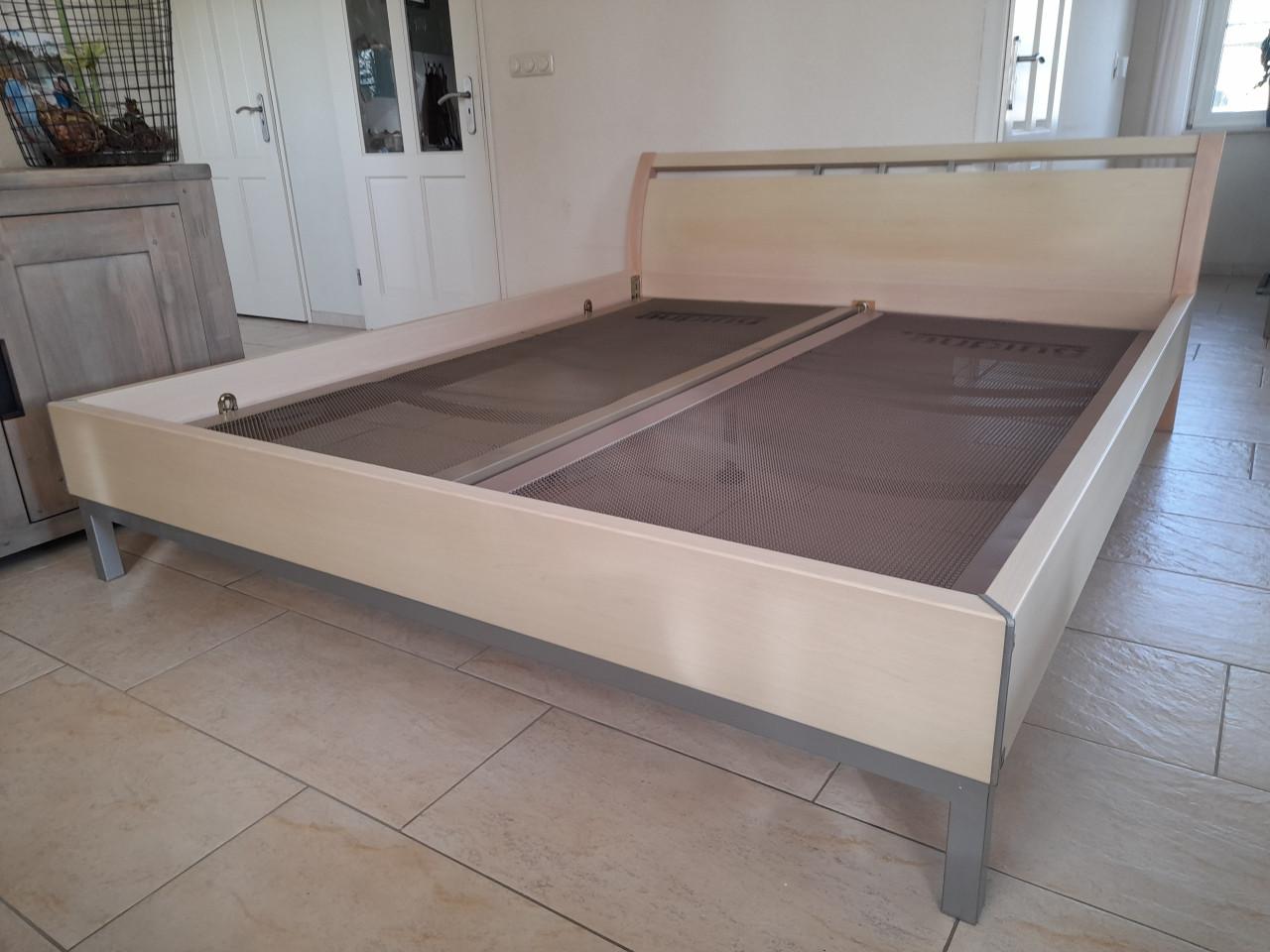 Stevig 2 Persoons bed 180 x 210 met auping spiralen