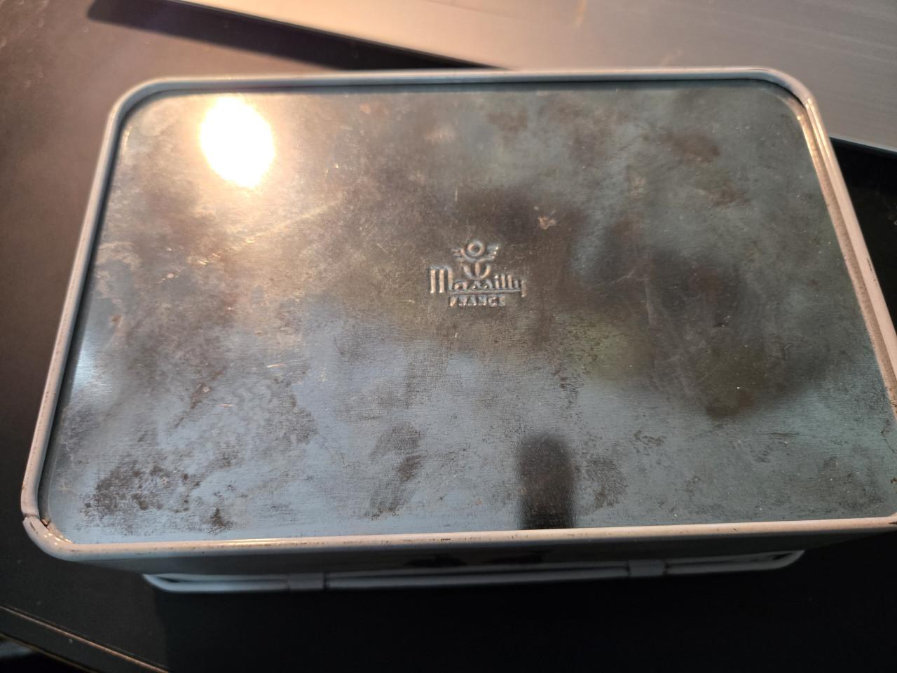 Vintage koektrommel van het merk Massilly,
