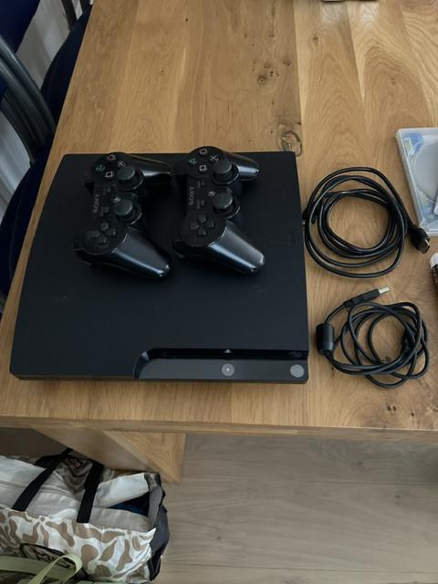 PlayStation 3 slim met twee controllers en diverse spellen