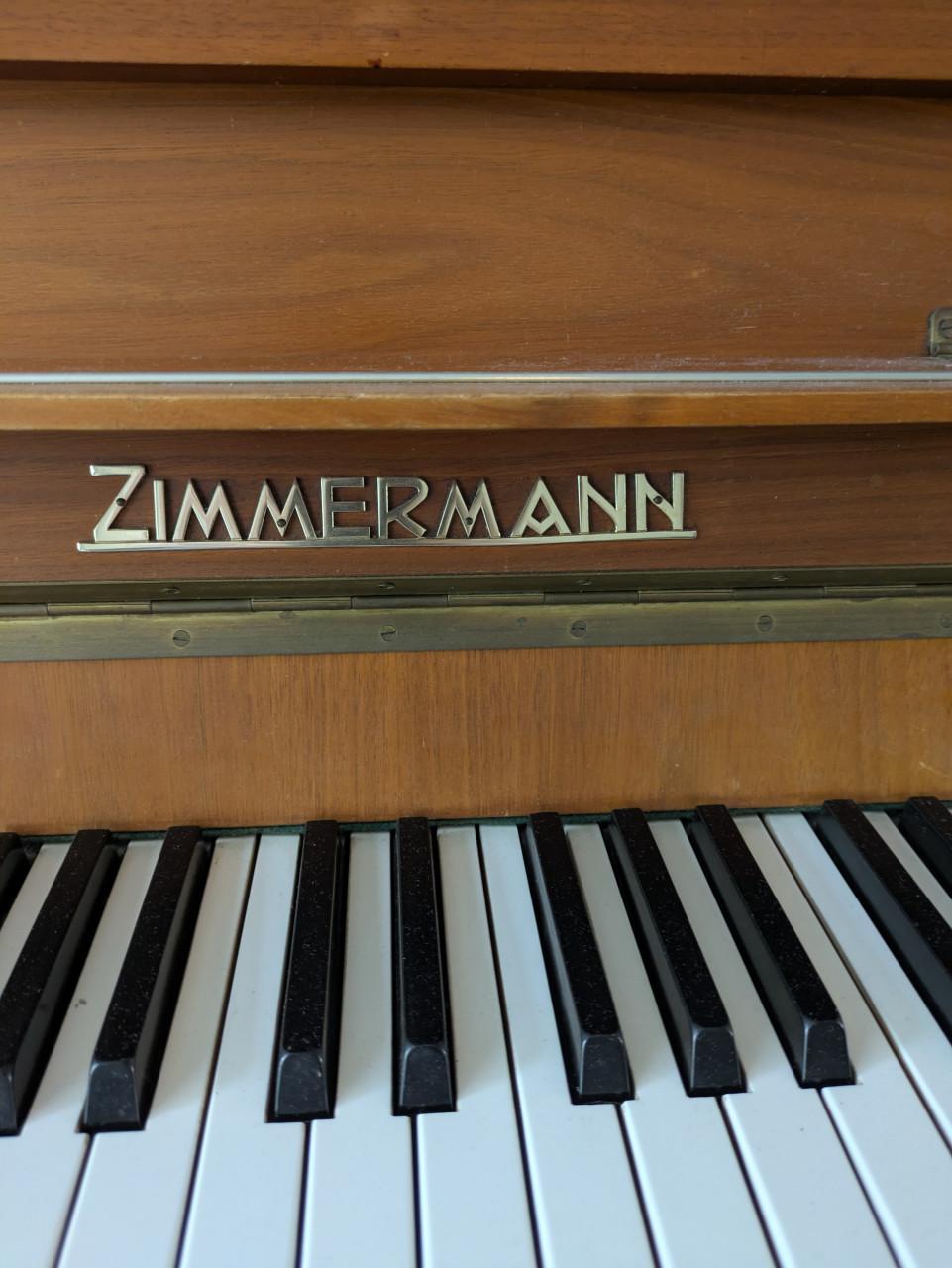 Piano met gebruikssporen, gratis af te halen