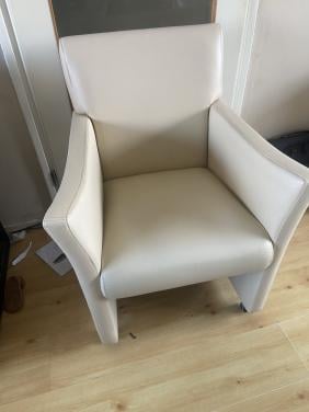 4 eetkamer stoelen met wieltjes