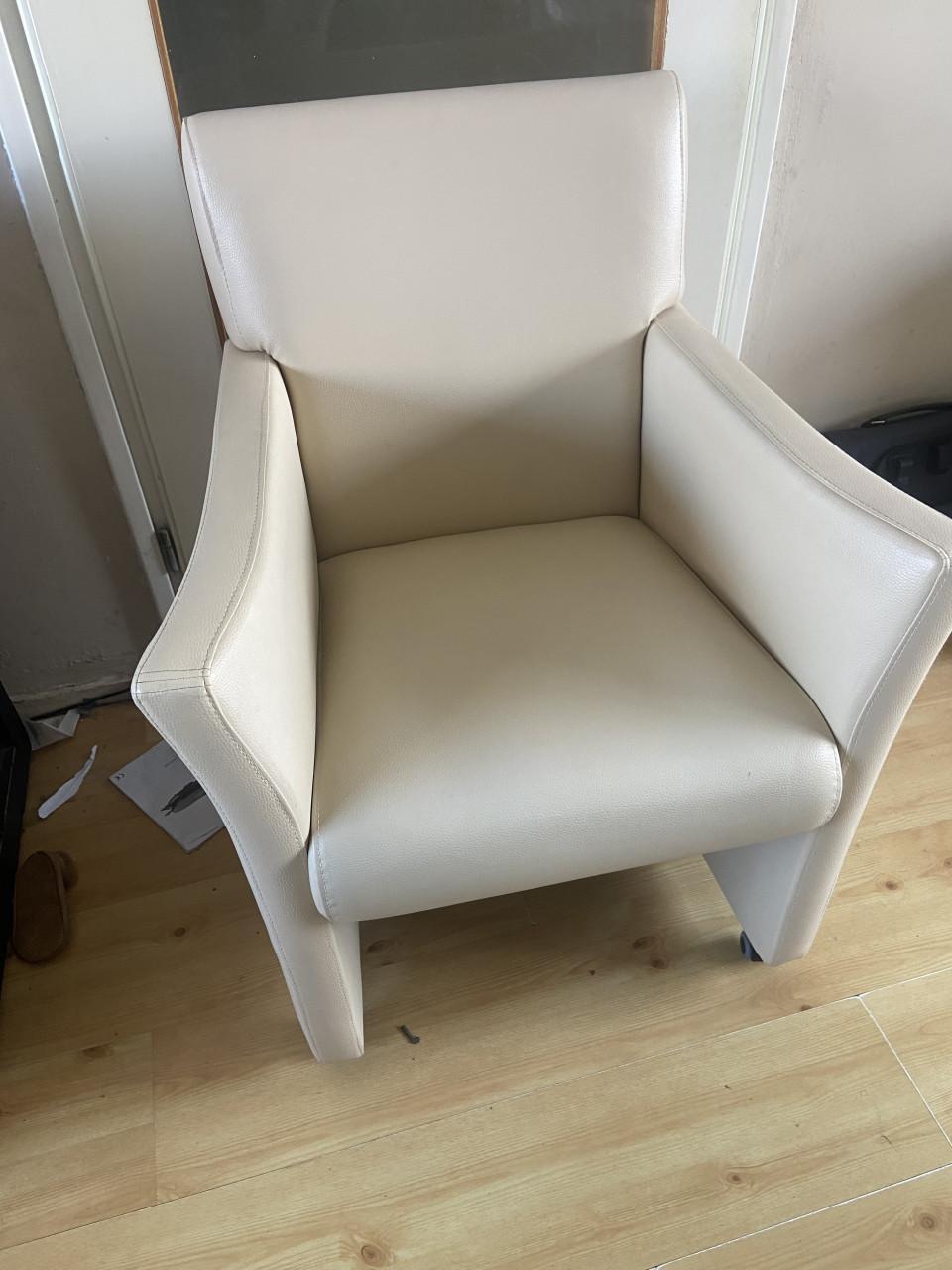 4 eetkamer stoelen met wieltjes