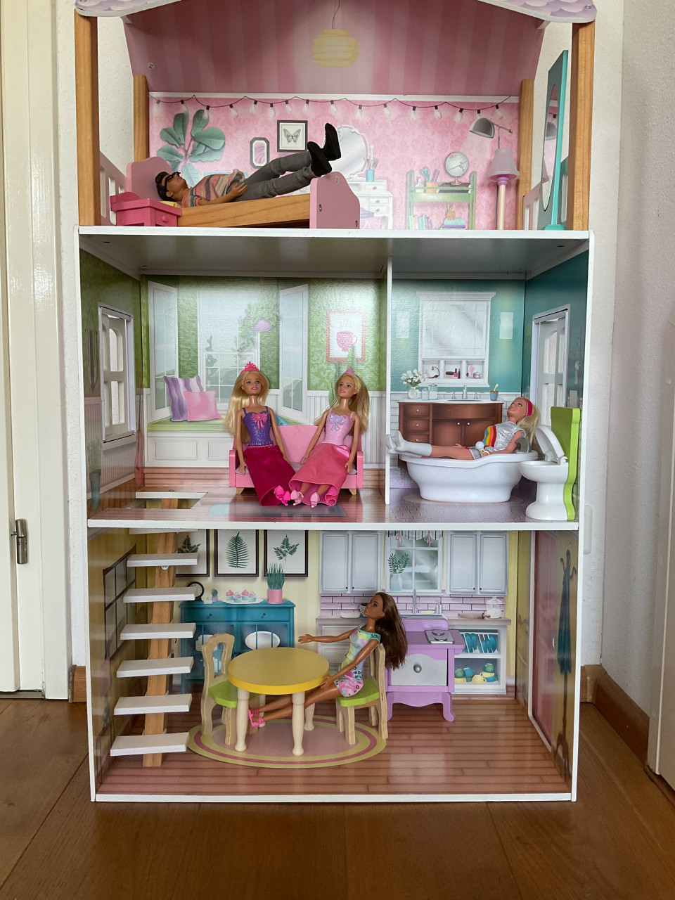 Mooi houten barbiehuis