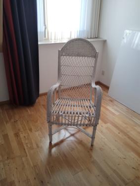 Witte rieten stoel
