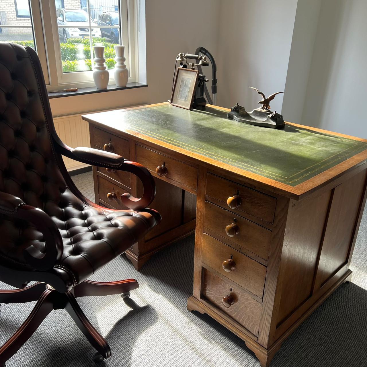 Klassiek partnerbureau en stoel