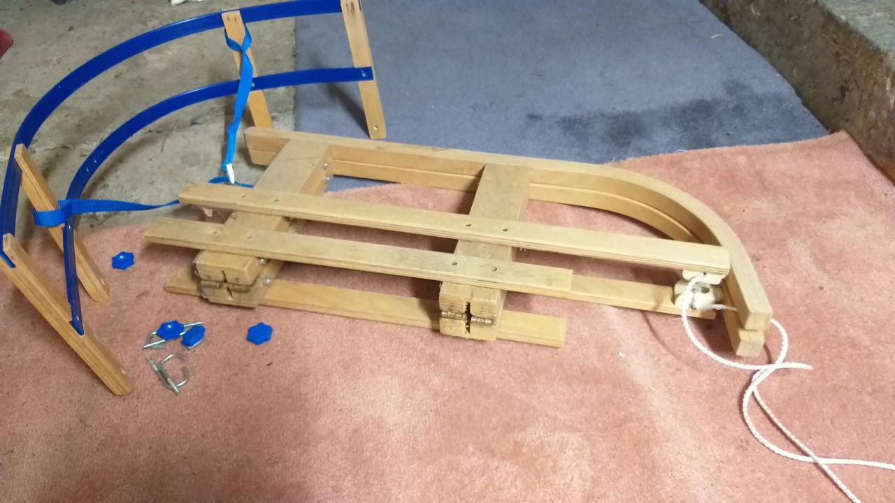 Houten slee, met rugleuning en opvouwbaar