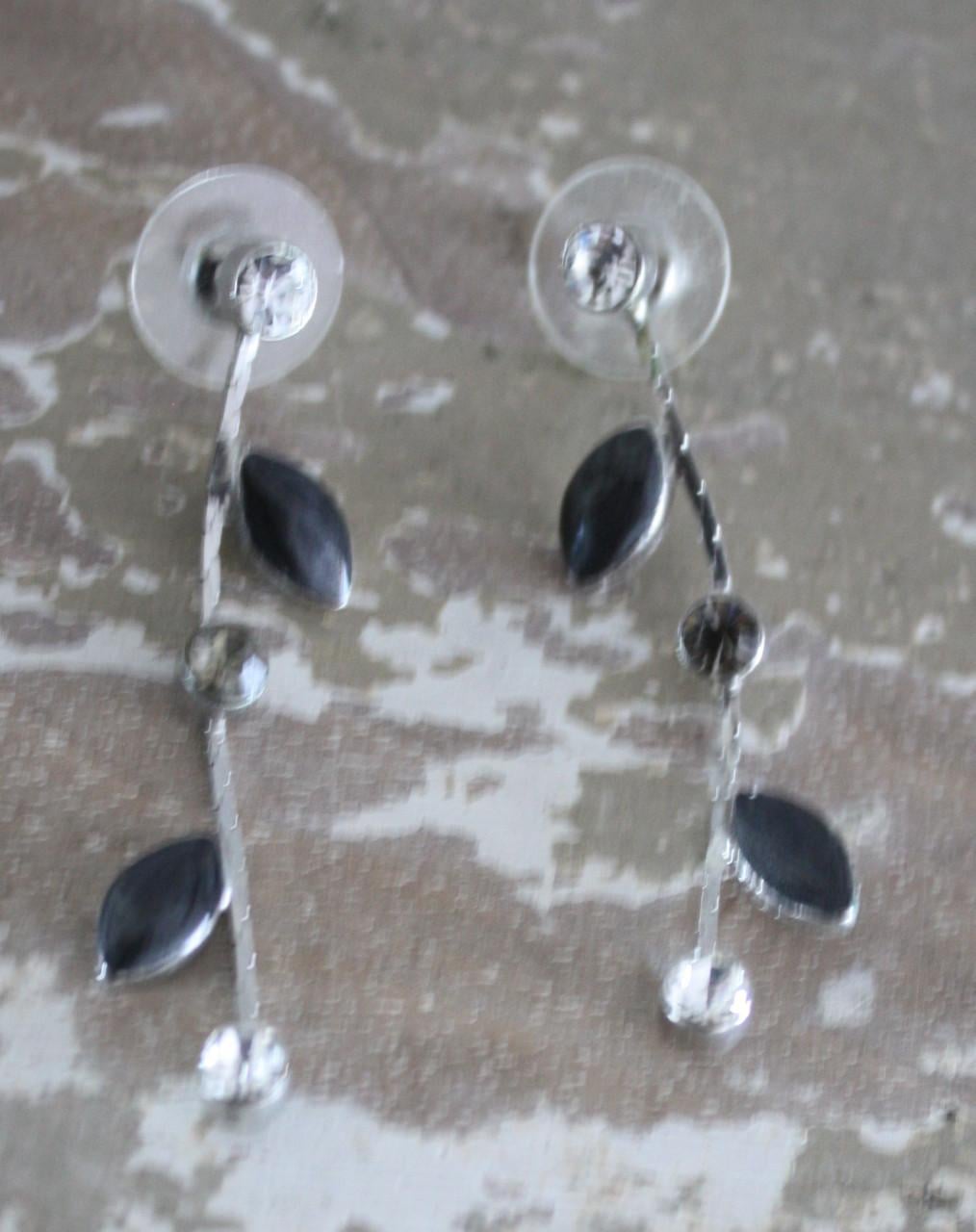 Zilverkleurige oorhangers met blaadjes en steentjes