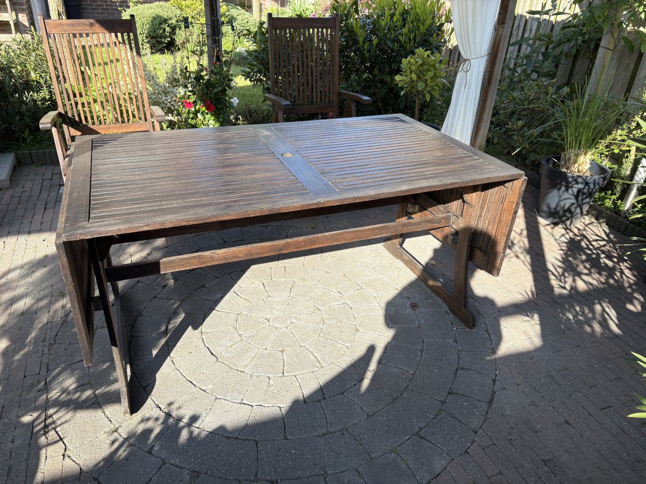 Tuintafel + 4 stoelen met kussens