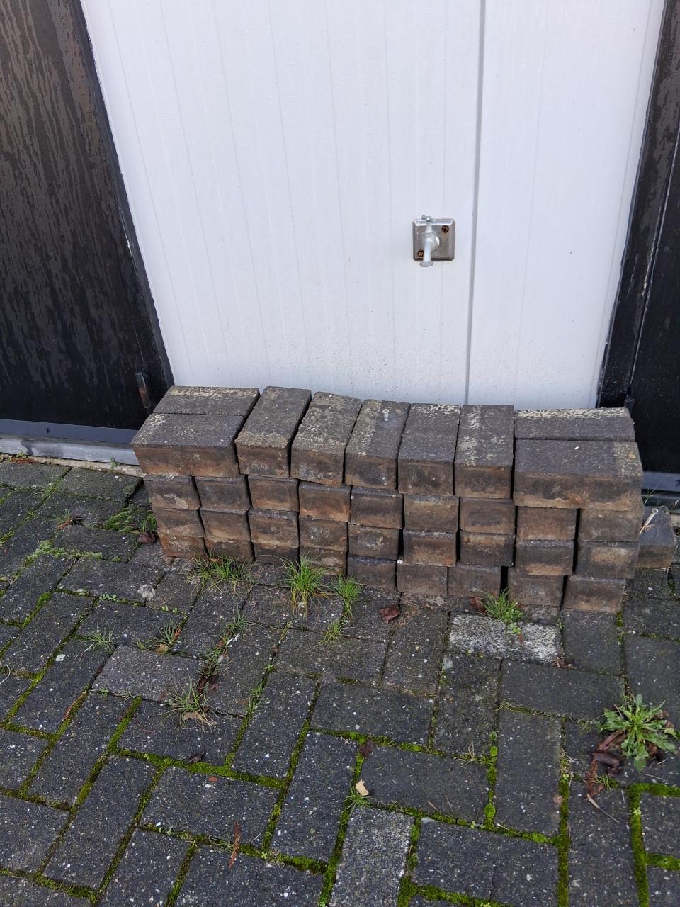 Wegens niet nakomen afspraak, gratis afhalen 75m2 straat stenen