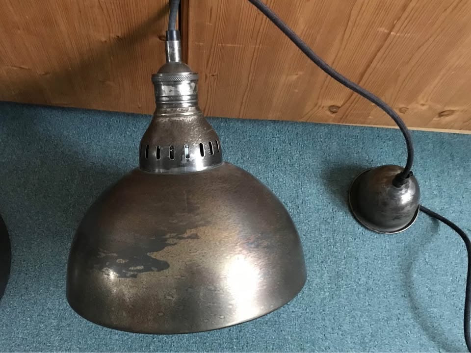 2 metalen hanglampen; stijl: industrieel
