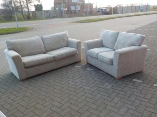 Stoffen slaapbank + tweezitsbank in goede staat