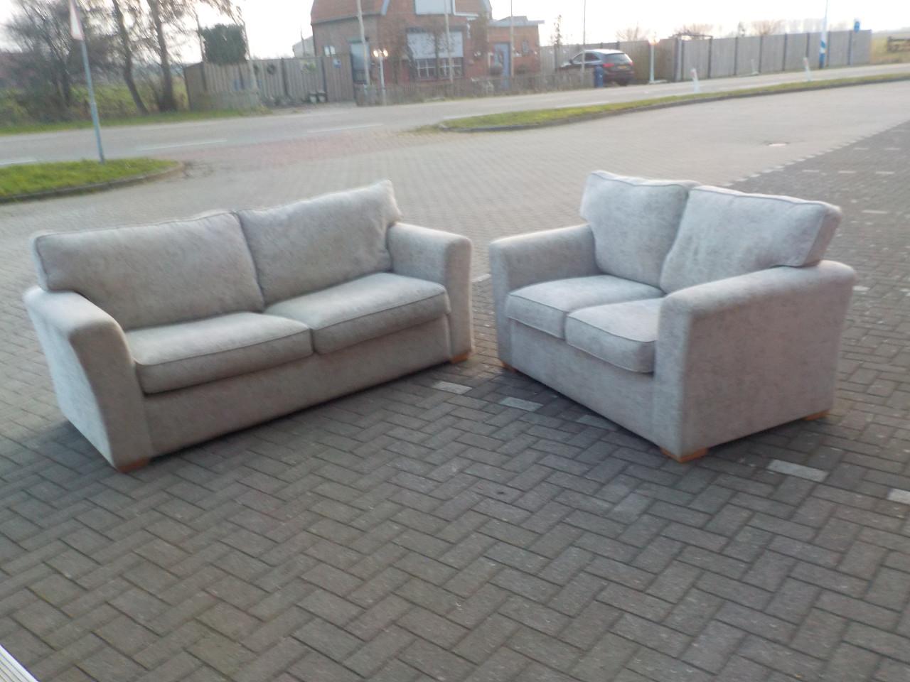 Stoffen slaapbank + tweezitsbank in goede staat