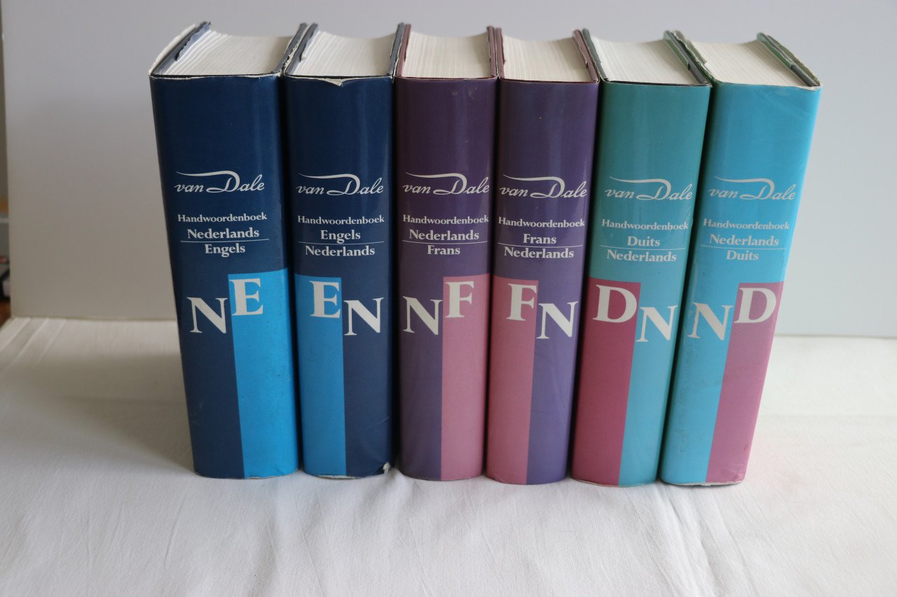Handwoordenboek Van Dale Nederlands-Engels Tweede druk Utrecht/Antwerpen 9