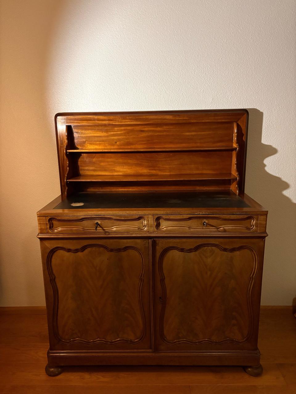 Leuk antiek kastje, met bovenstuk