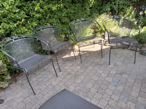 4   Onderhouds vrije metalen terras stoelen.