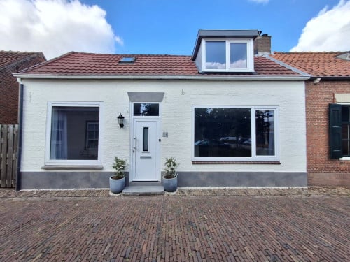 Verrassend ruime halfvrijstaande woning vlakbij het strand te koop