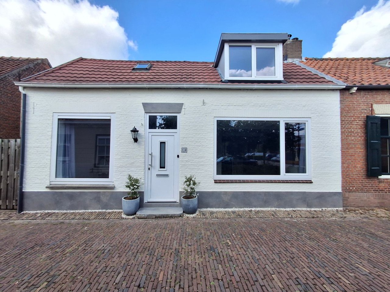 Verrassend ruime halfvrijstaande woning vlakbij het strand te koop