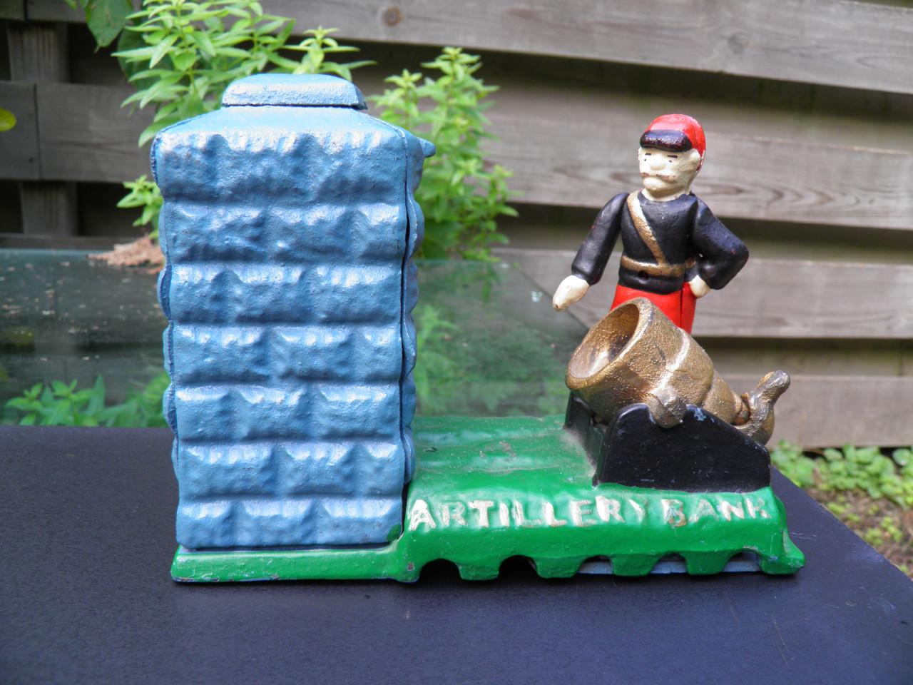 Antieke gietijzeren Artillery Bank spaarpot