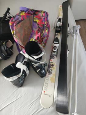 Skies, schoenen, stokken, jack en broek en helm wegens stoppen met skien