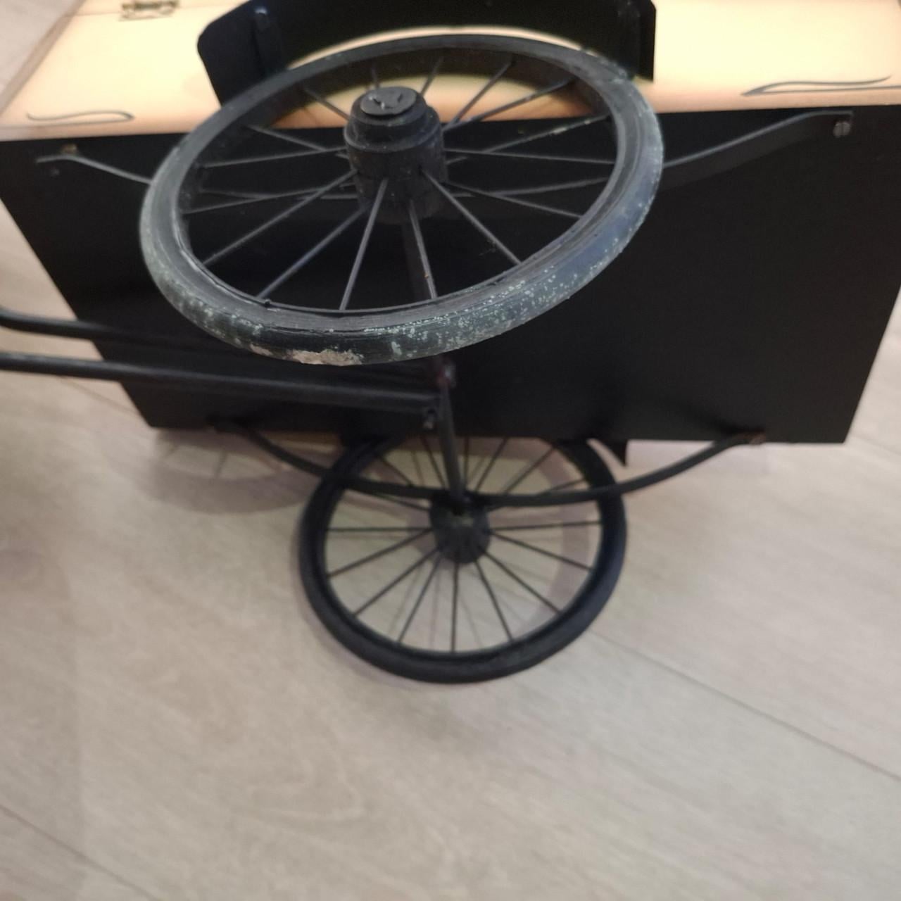 Miniatuur nostalgische bakkersfiets/triporteur bakkerskar