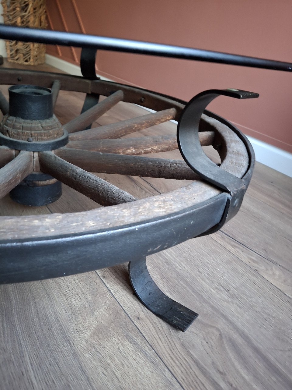 Salontafel met houten wiel