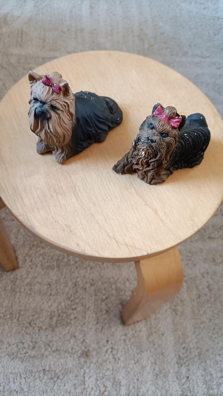 2 beeldjes honden, Yorkshire terriër van gips. Ongeveer 9 x 9 cm.
