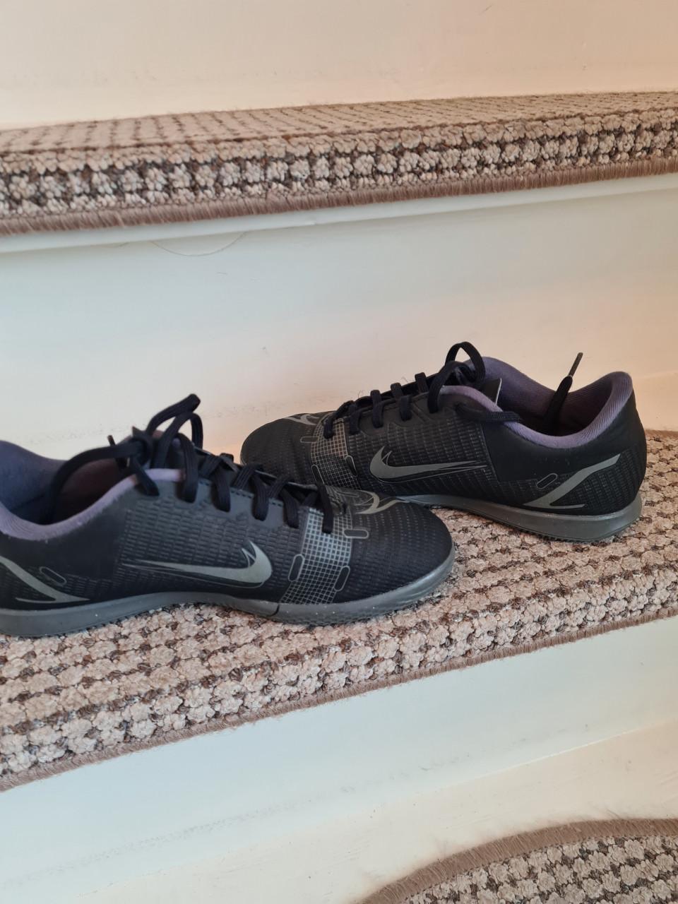 Nike zaal schoenen  maat 35 bijna nieuw