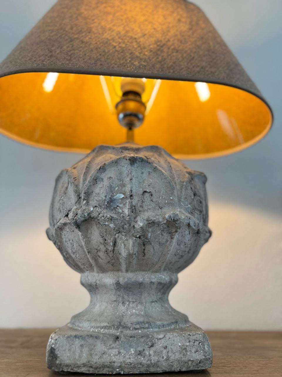 Decoratieve tafellamp met betonnen voet