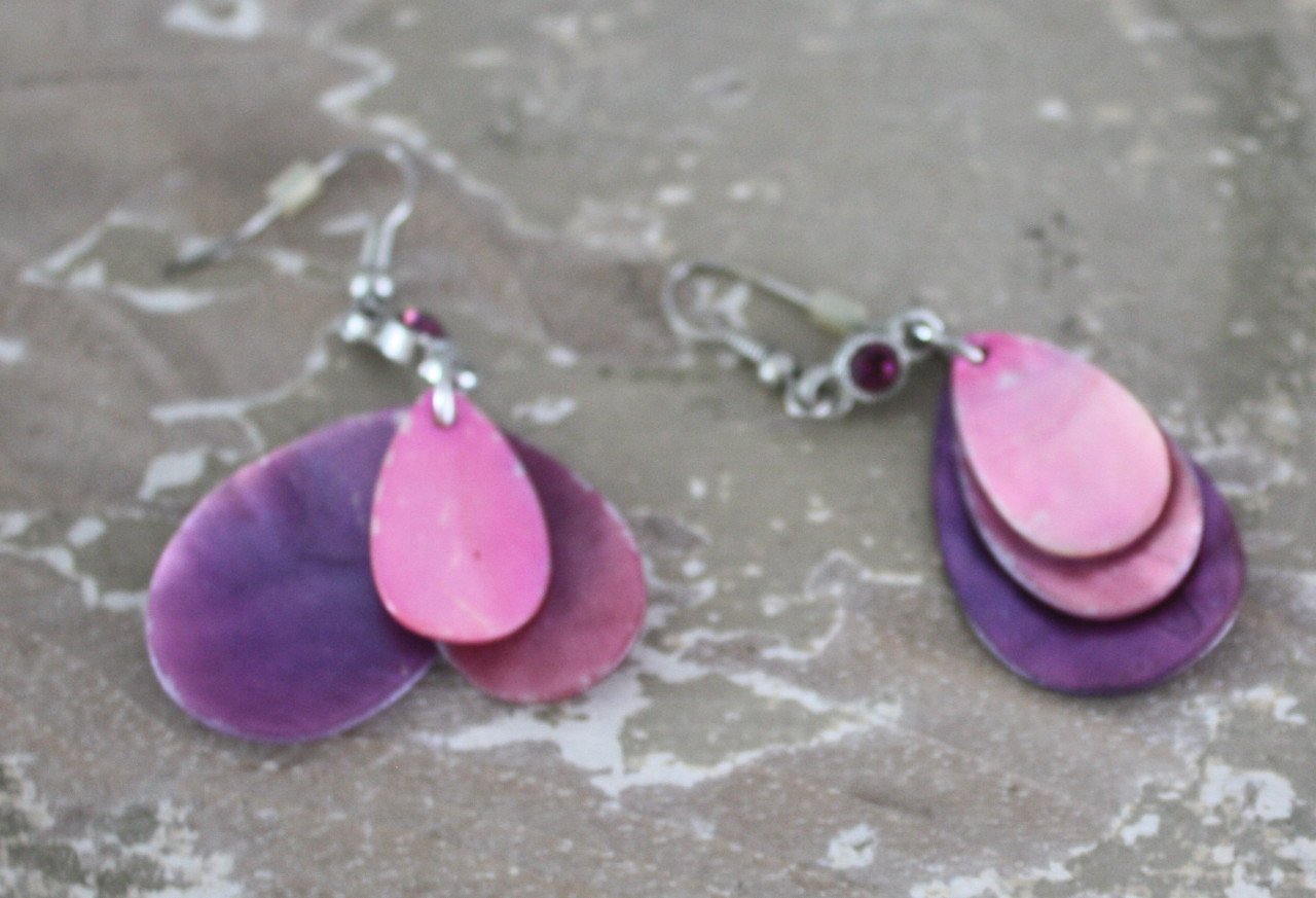 Oorbellen met paars roze schlpen