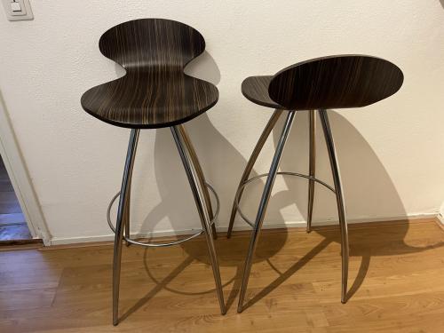 Twee retro barkrukken