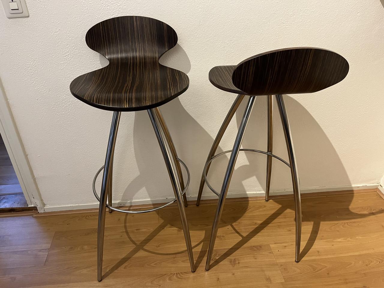 Twee retro barkrukken