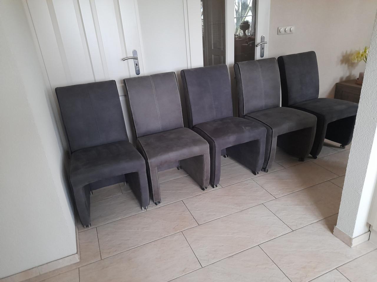 5 lekker zittende stoelen (in goede nette staat )