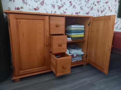 Lage grenenhouten kast