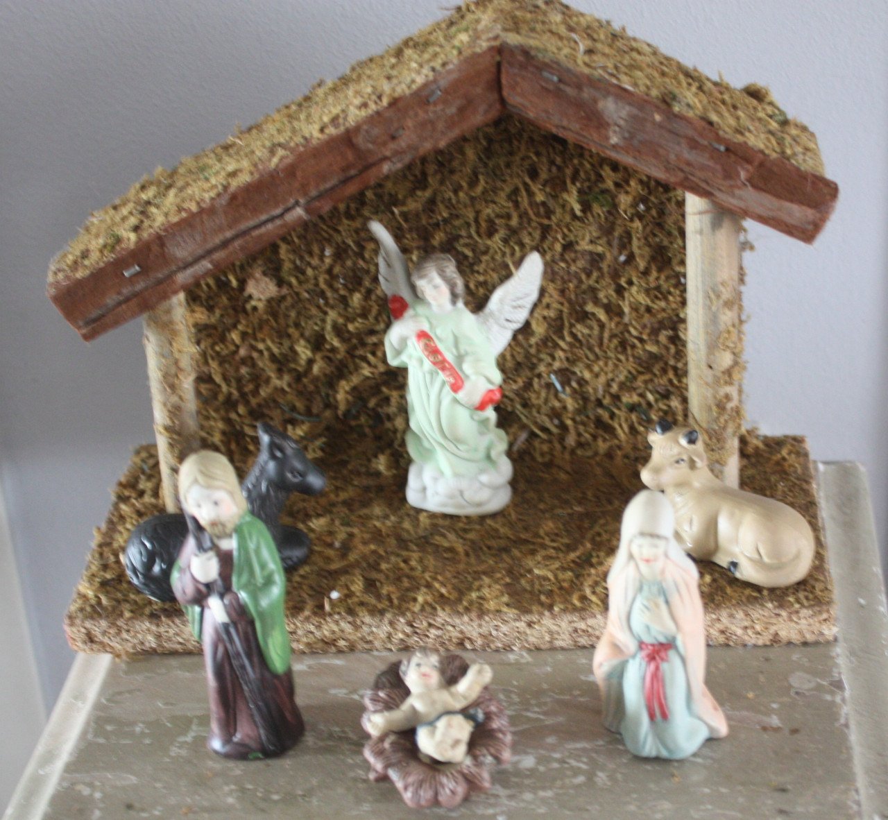 Klein kerststalletje met stenen beeldjes