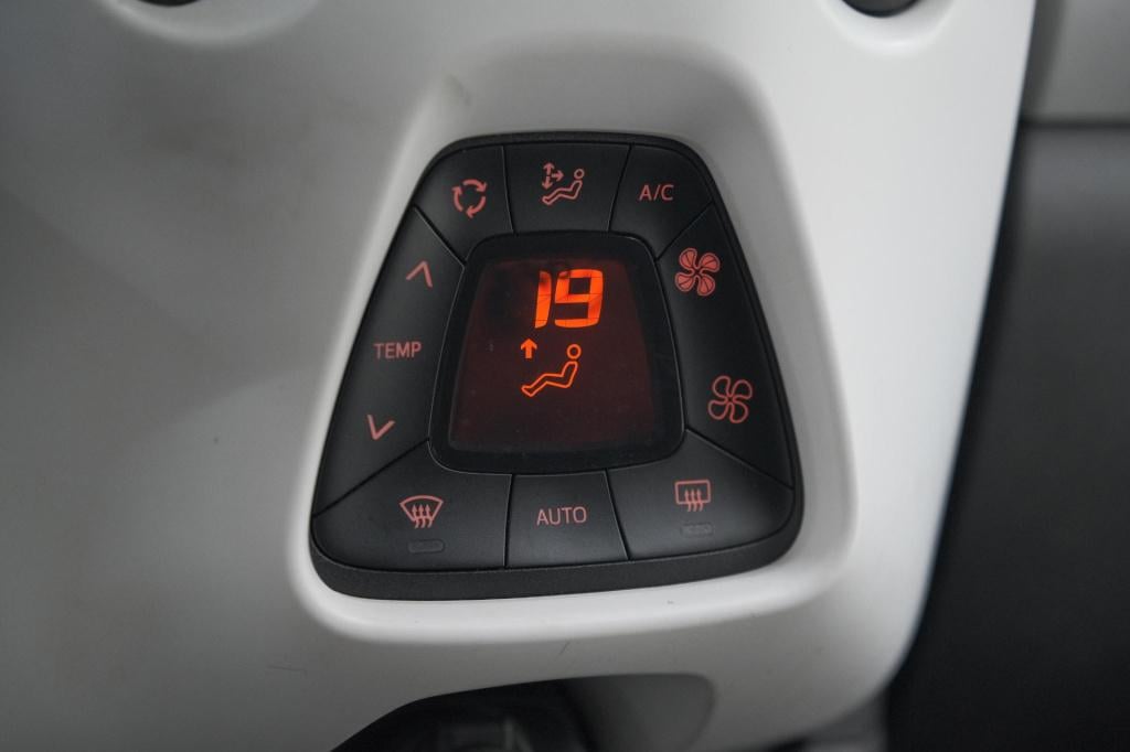 Peugeot 108 1.0 e-vti première | camera | climate control | 15 inch lichtme