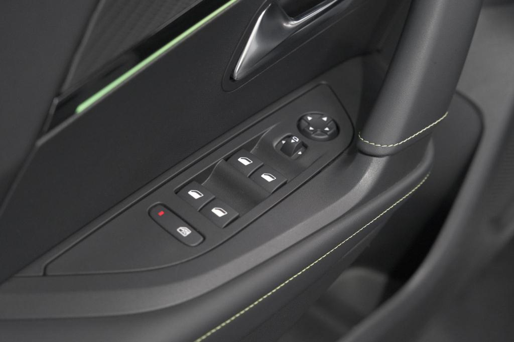 Peugeot 2008 puretech 130 gt | elektrisch panoramadak | camera | dodehoekde